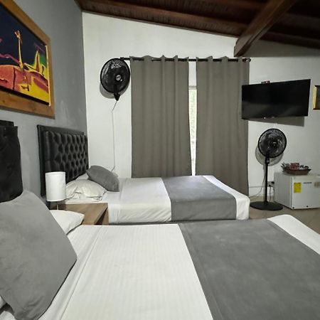 Gemas San Joaquin 1 Hotel Medellin Bagian luar foto