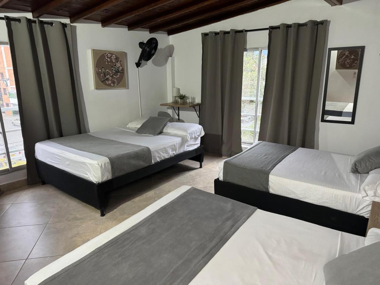 Gemas San Joaquin 1 Hotel Medellin Bagian luar foto