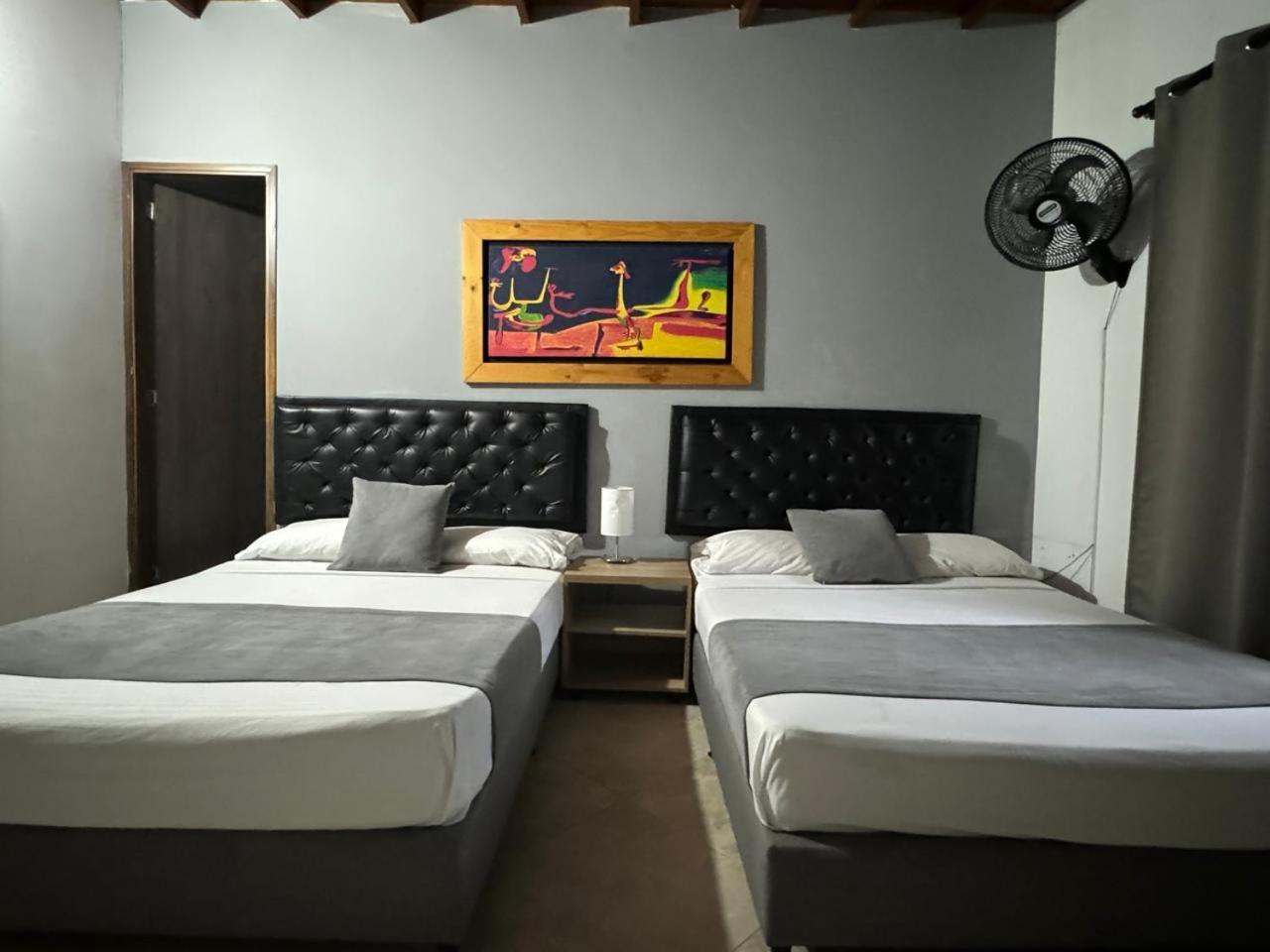 Gemas San Joaquin 1 Hotel Medellin Bagian luar foto