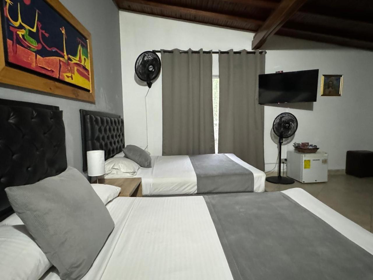 Gemas San Joaquin 1 Hotel Medellin Bagian luar foto