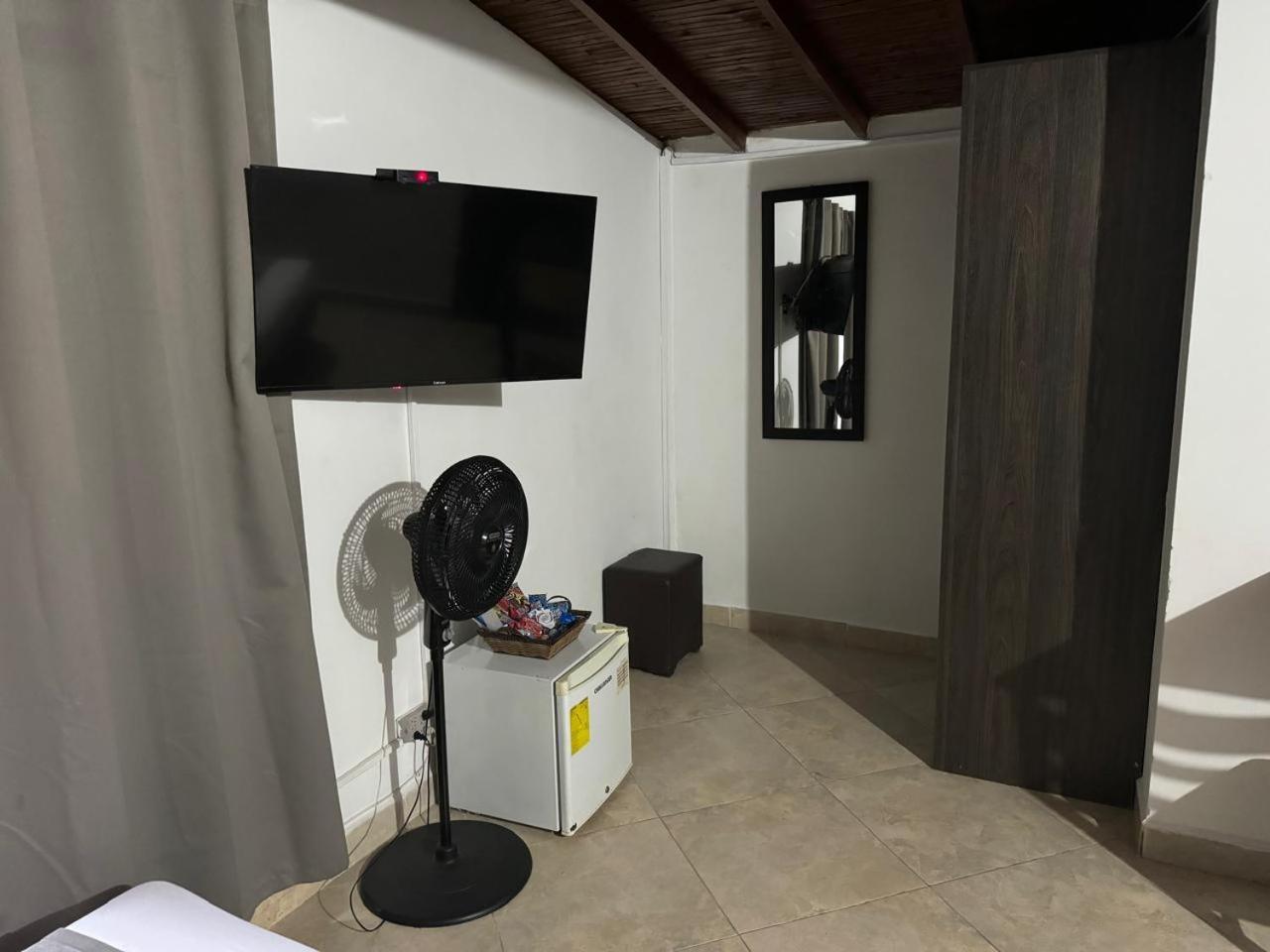 Gemas San Joaquin 1 Hotel Medellin Bagian luar foto