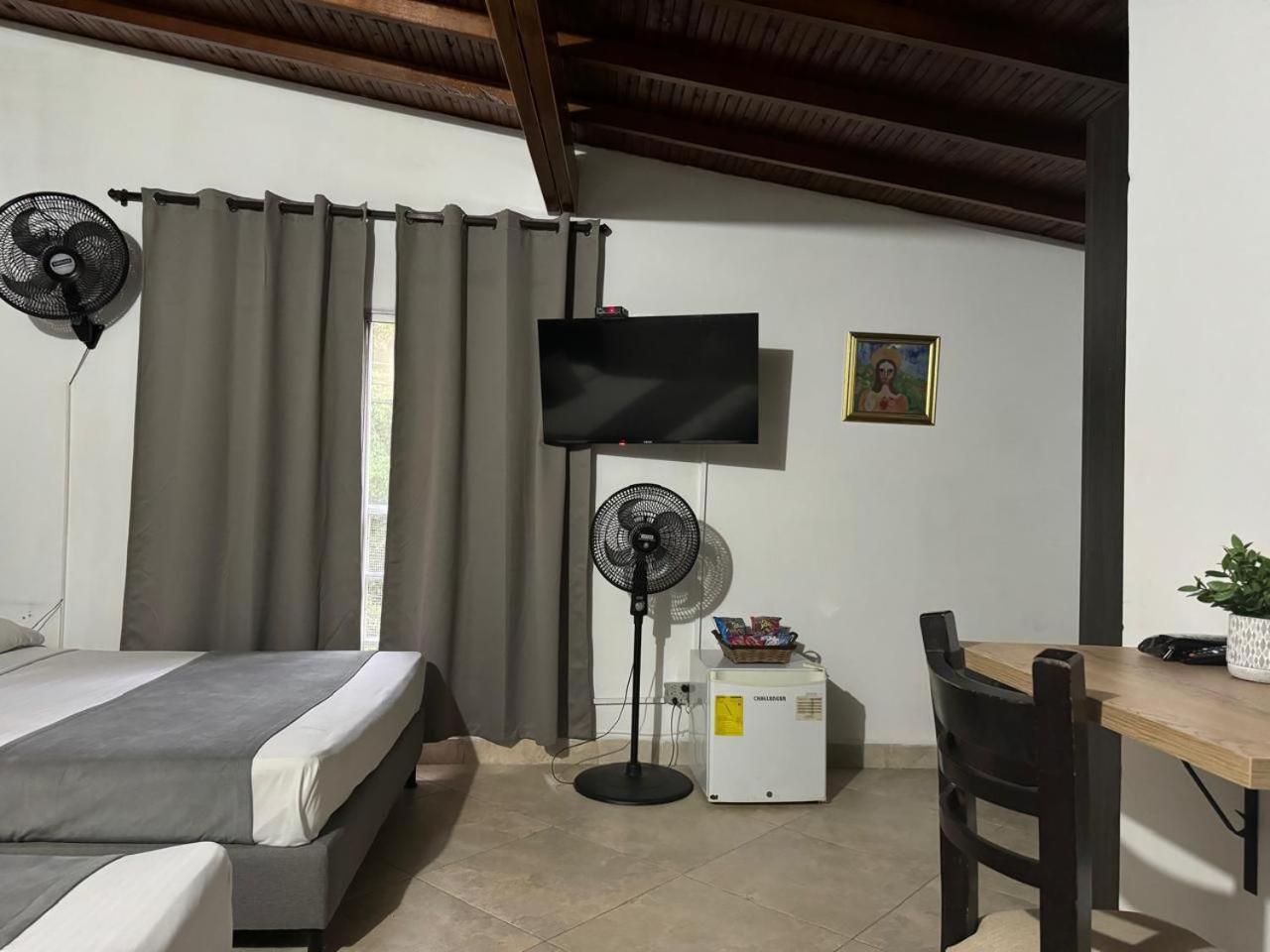 Gemas San Joaquin 1 Hotel Medellin Bagian luar foto