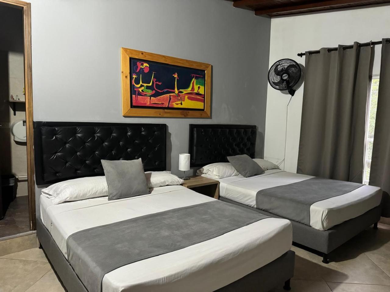Gemas San Joaquin 1 Hotel Medellin Bagian luar foto