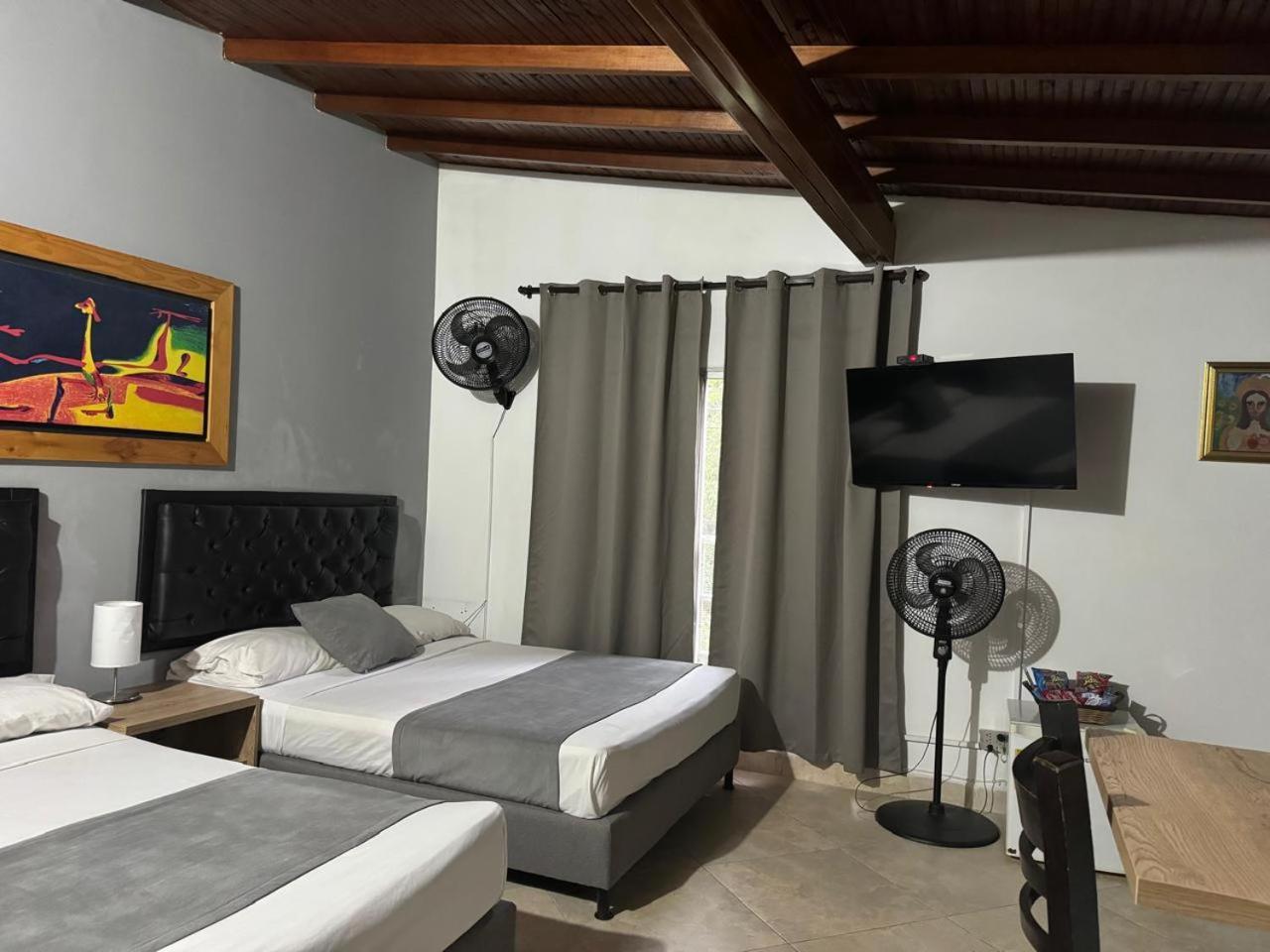 Gemas San Joaquin 1 Hotel Medellin Bagian luar foto