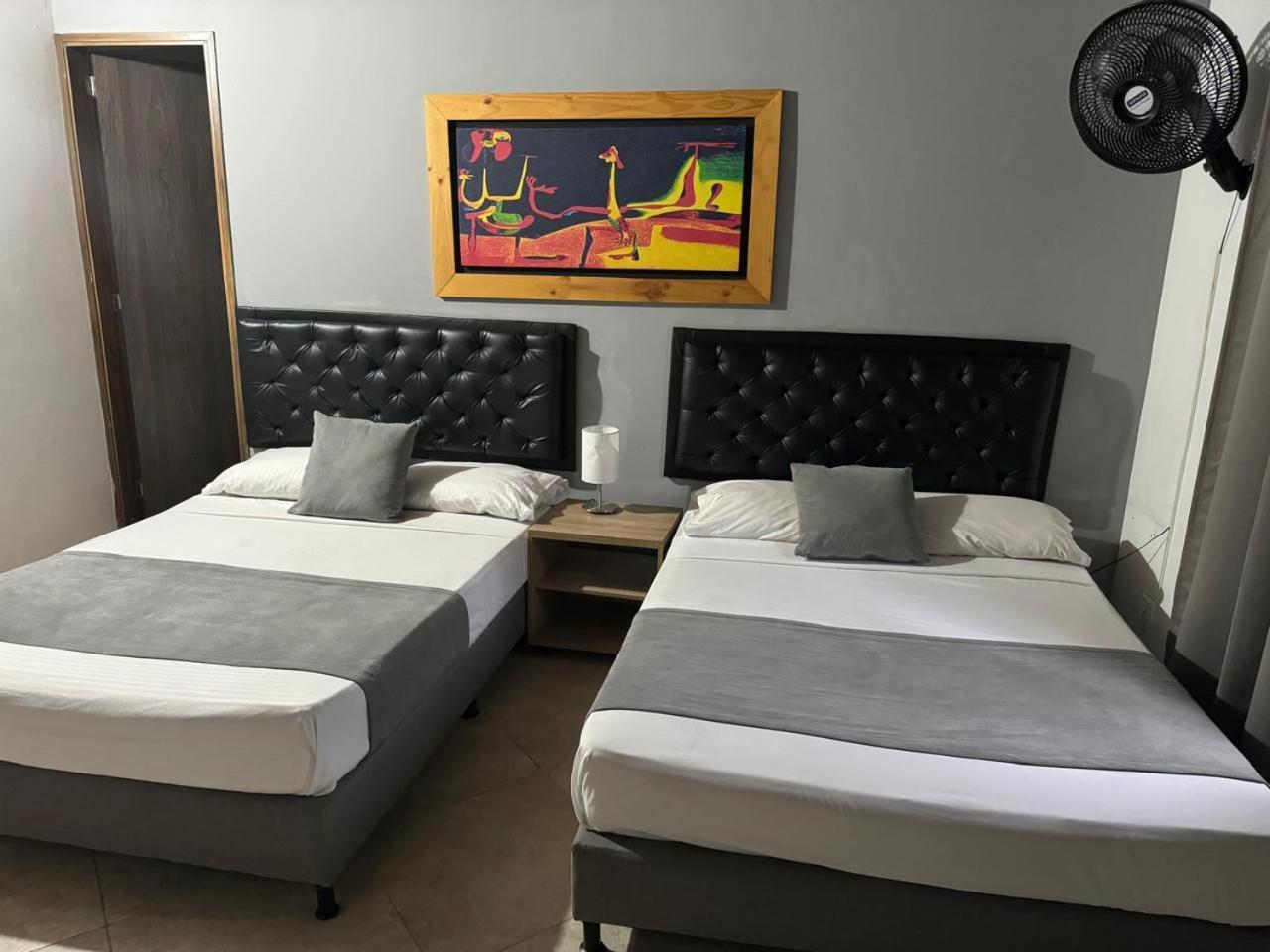 Gemas San Joaquin 1 Hotel Medellin Bagian luar foto