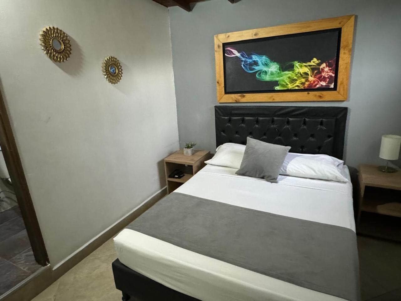 Gemas San Joaquin 1 Hotel Medellin Bagian luar foto
