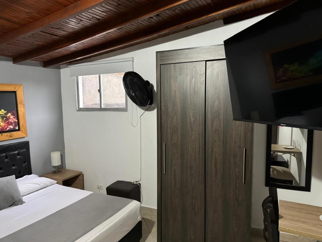 Gemas San Joaquin 1 Hotel Medellin Bagian luar foto