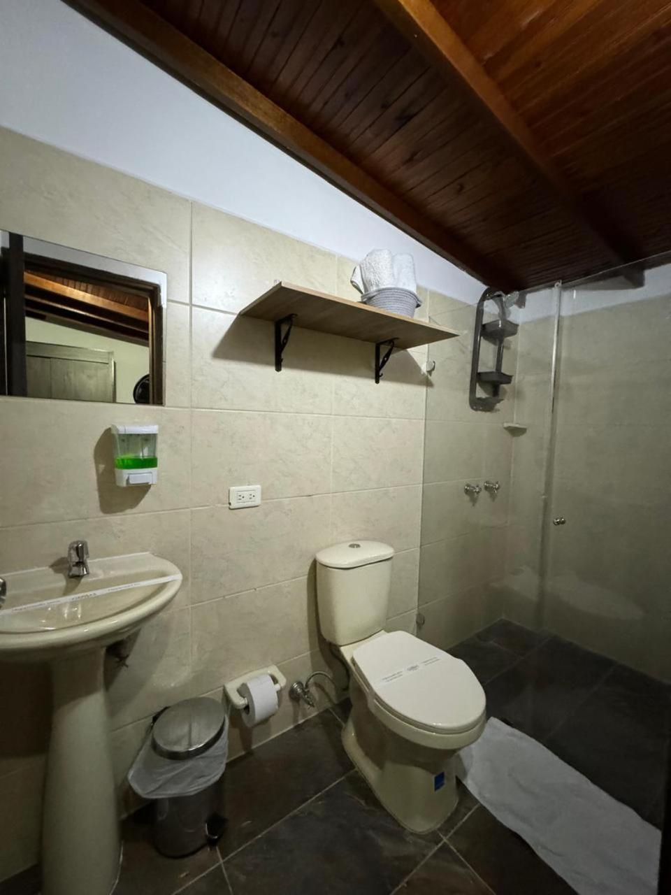 Gemas San Joaquin 1 Hotel Medellin Bagian luar foto