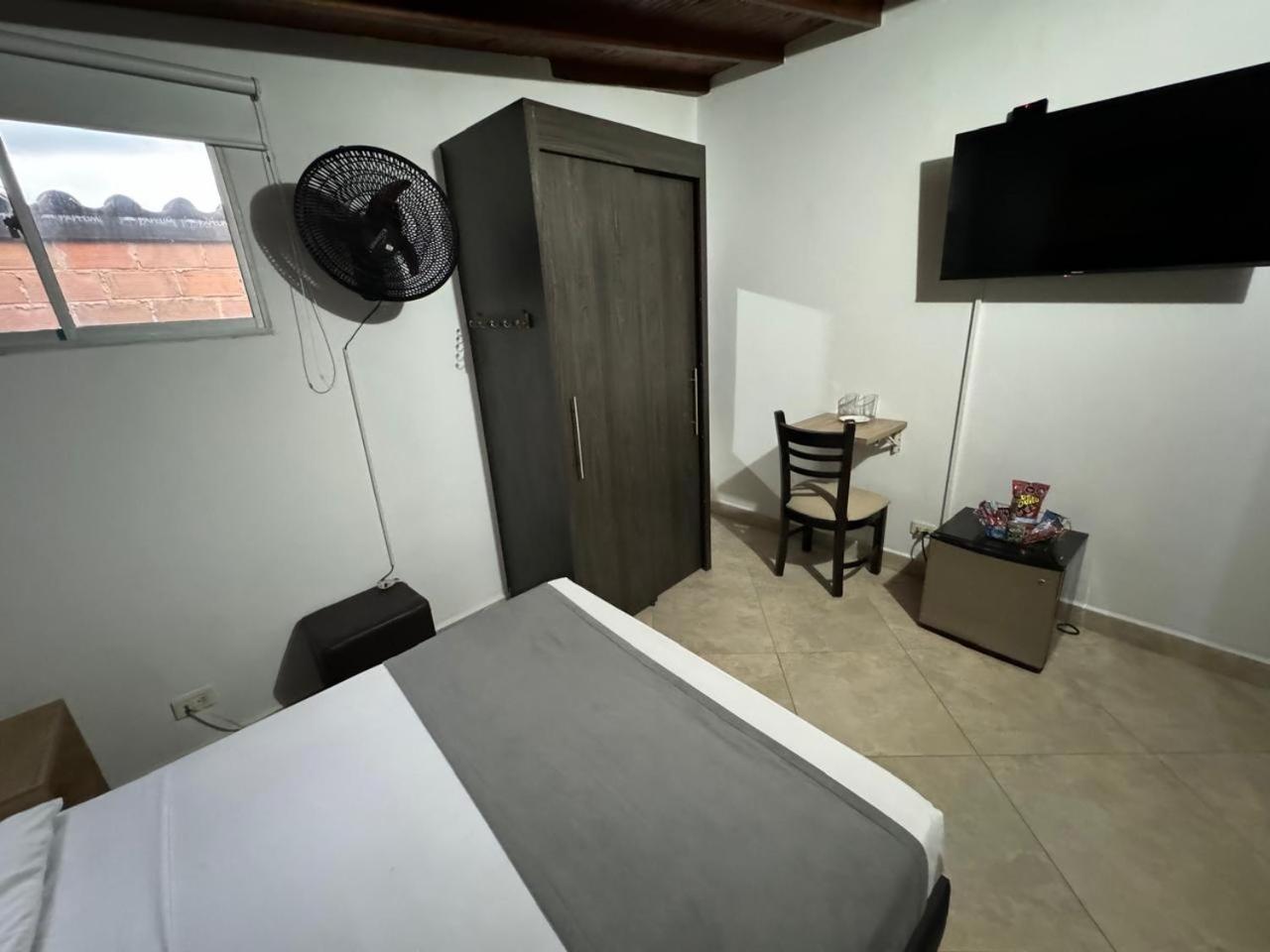Gemas San Joaquin 1 Hotel Medellin Bagian luar foto