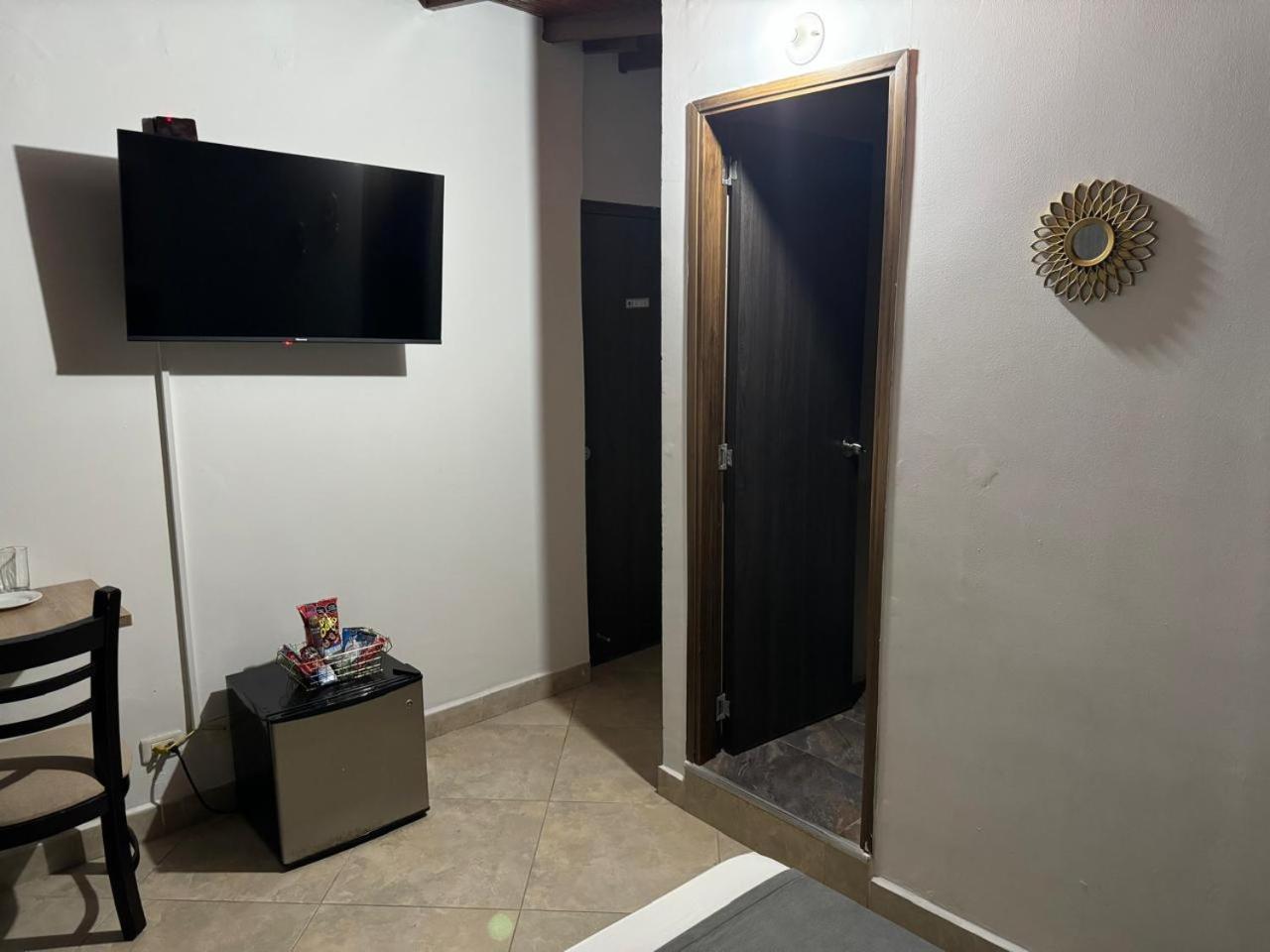 Gemas San Joaquin 1 Hotel Medellin Bagian luar foto