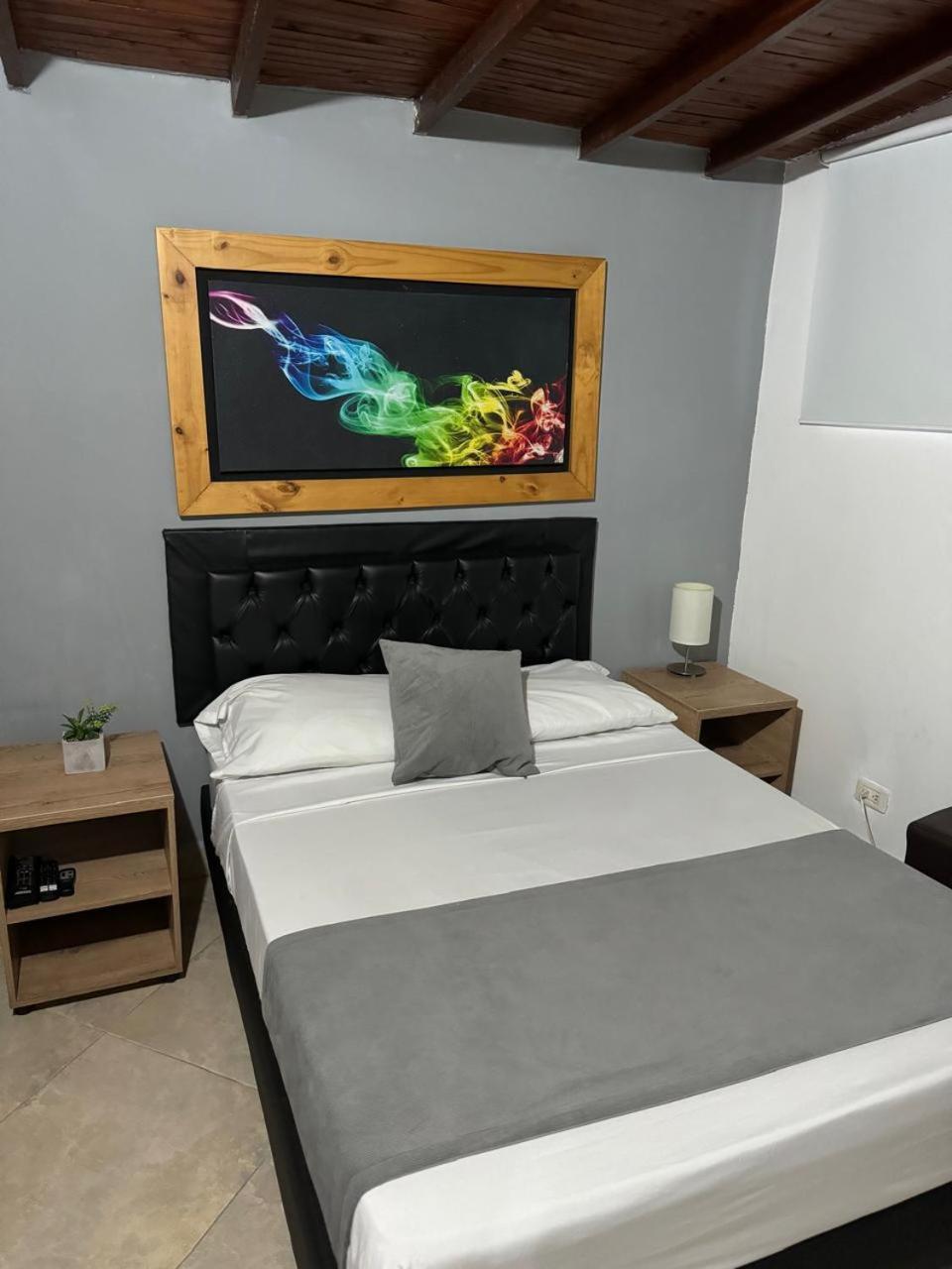 Gemas San Joaquin 1 Hotel Medellin Bagian luar foto
