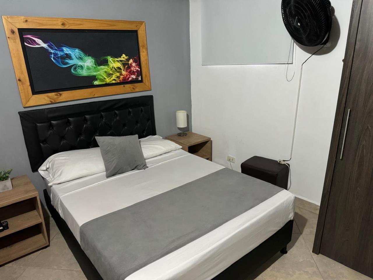 Gemas San Joaquin 1 Hotel Medellin Bagian luar foto