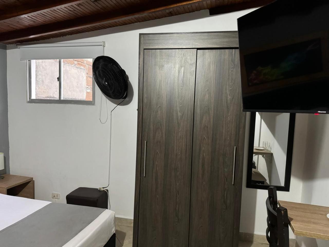 Gemas San Joaquin 1 Hotel Medellin Bagian luar foto