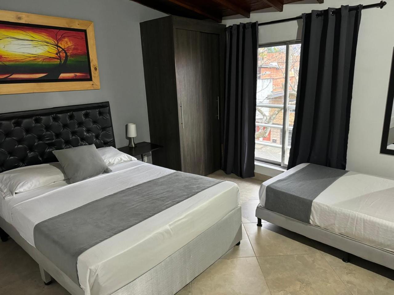 Gemas San Joaquin 1 Hotel Medellin Bagian luar foto