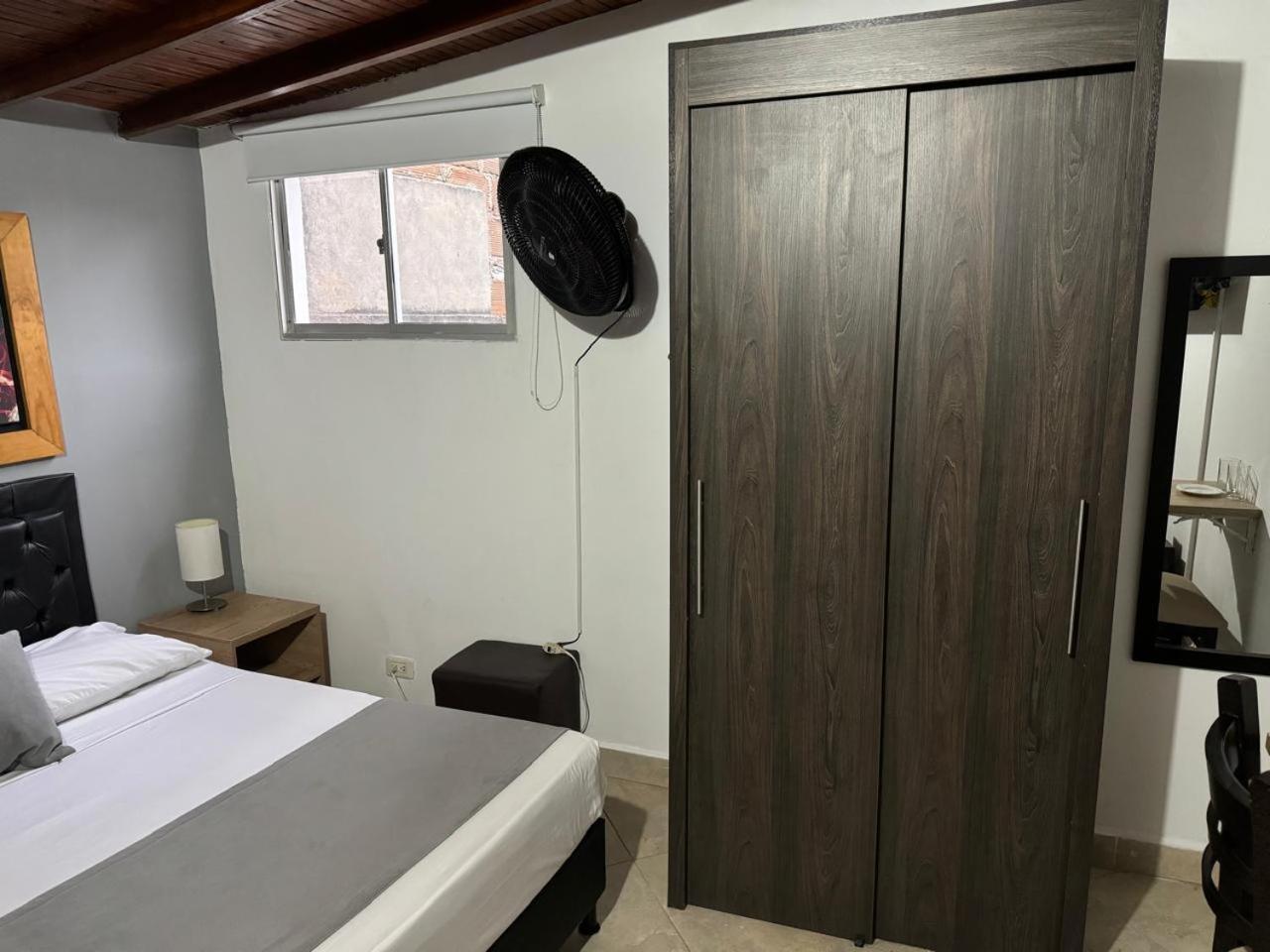 Gemas San Joaquin 1 Hotel Medellin Bagian luar foto