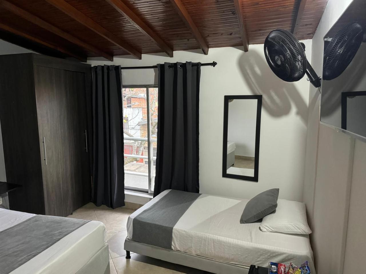 Gemas San Joaquin 1 Hotel Medellin Bagian luar foto