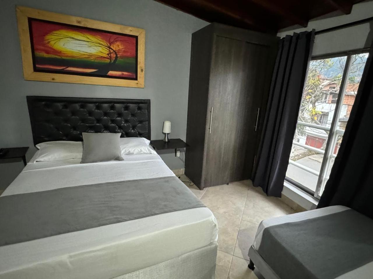 Gemas San Joaquin 1 Hotel Medellin Bagian luar foto