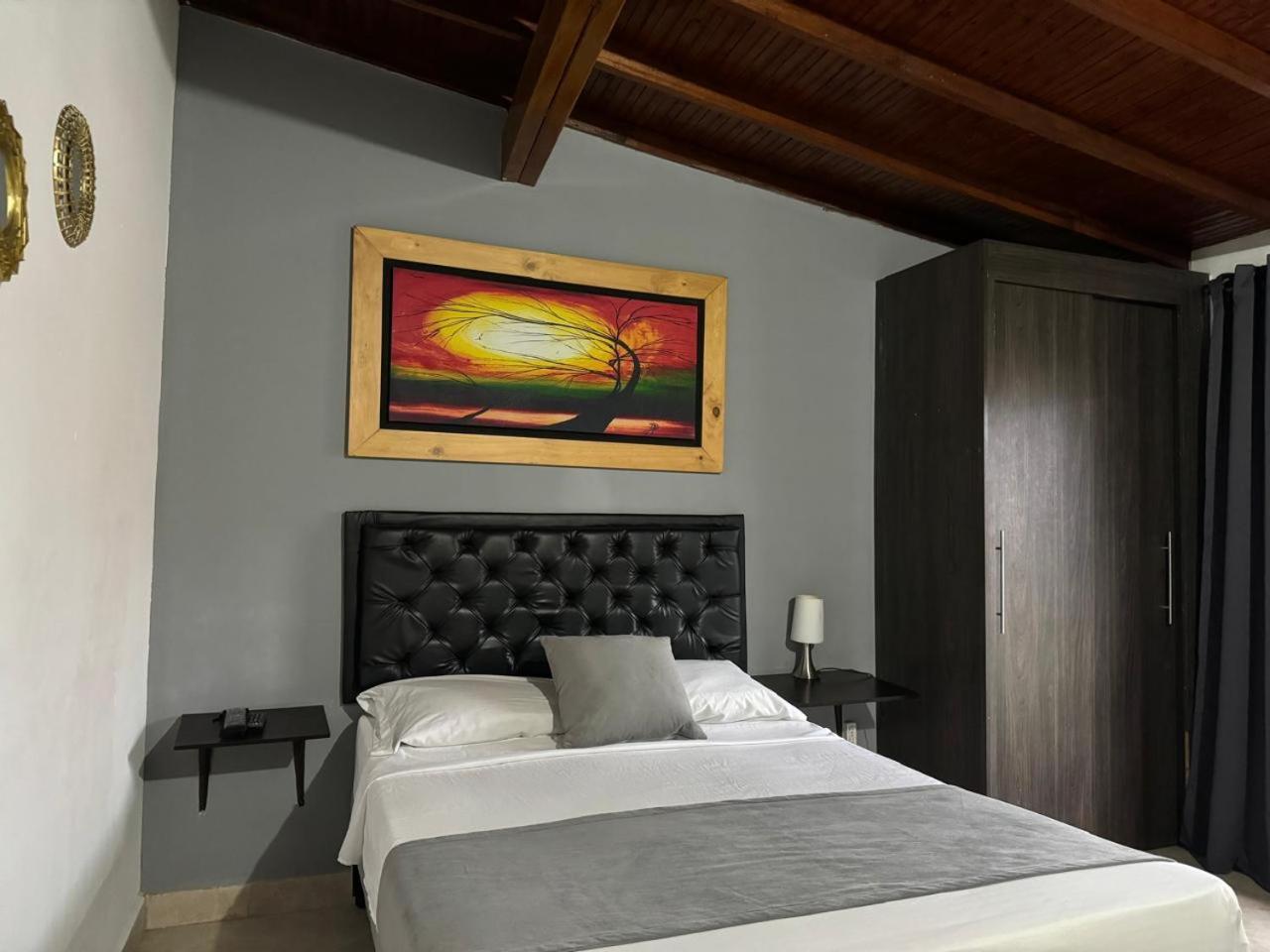 Gemas San Joaquin 1 Hotel Medellin Bagian luar foto