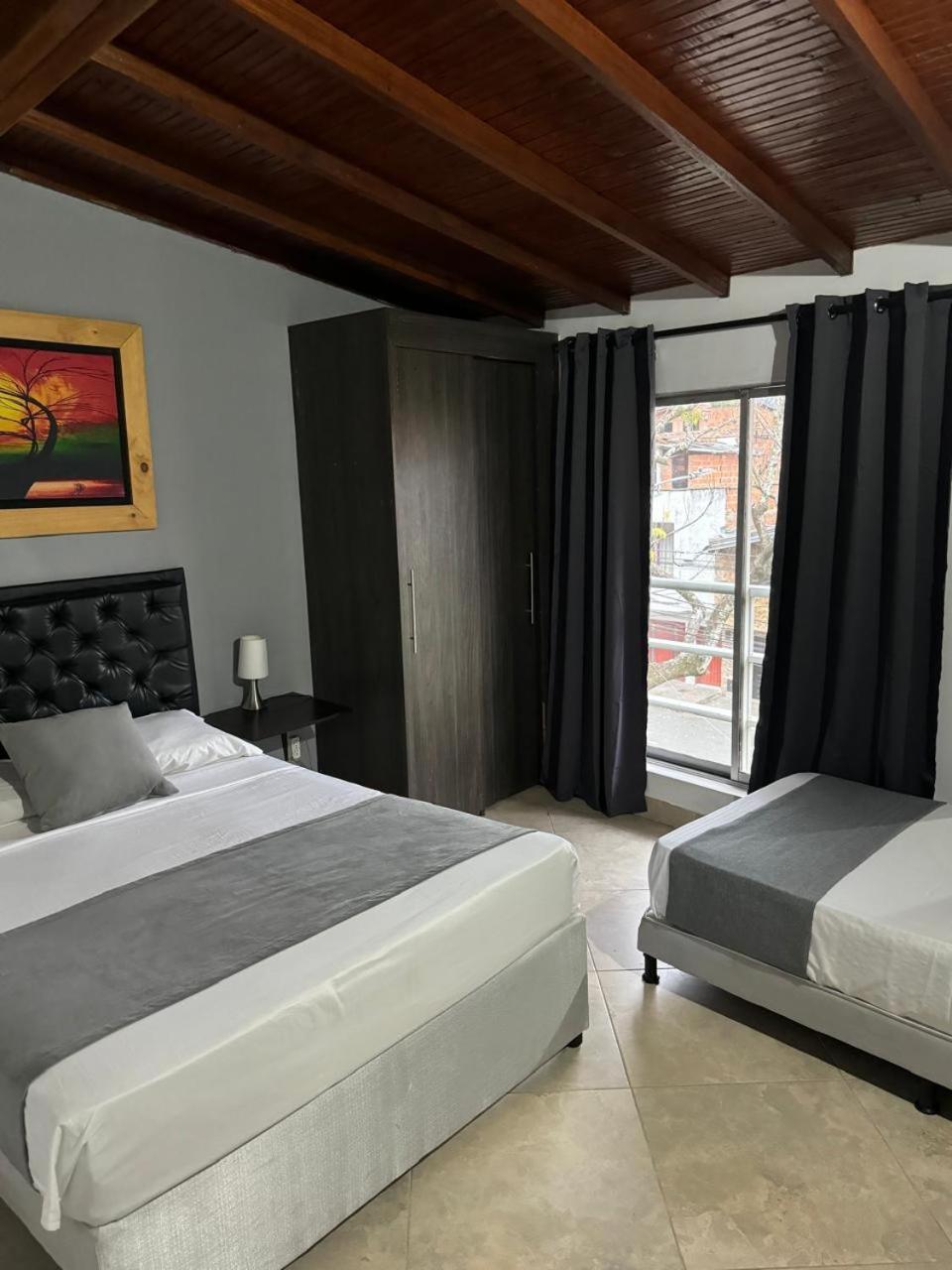 Gemas San Joaquin 1 Hotel Medellin Bagian luar foto