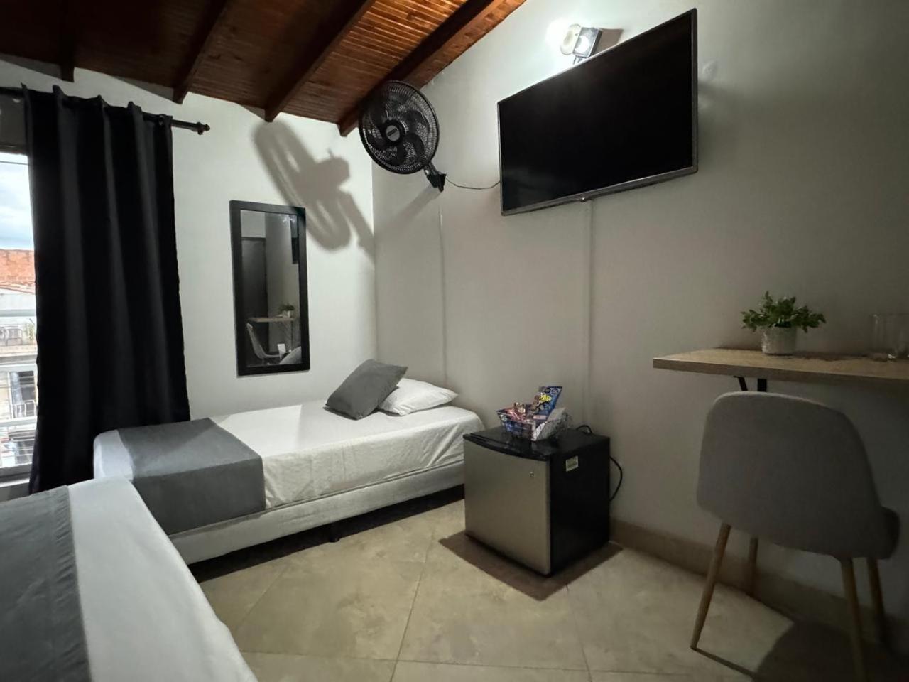 Gemas San Joaquin 1 Hotel Medellin Bagian luar foto