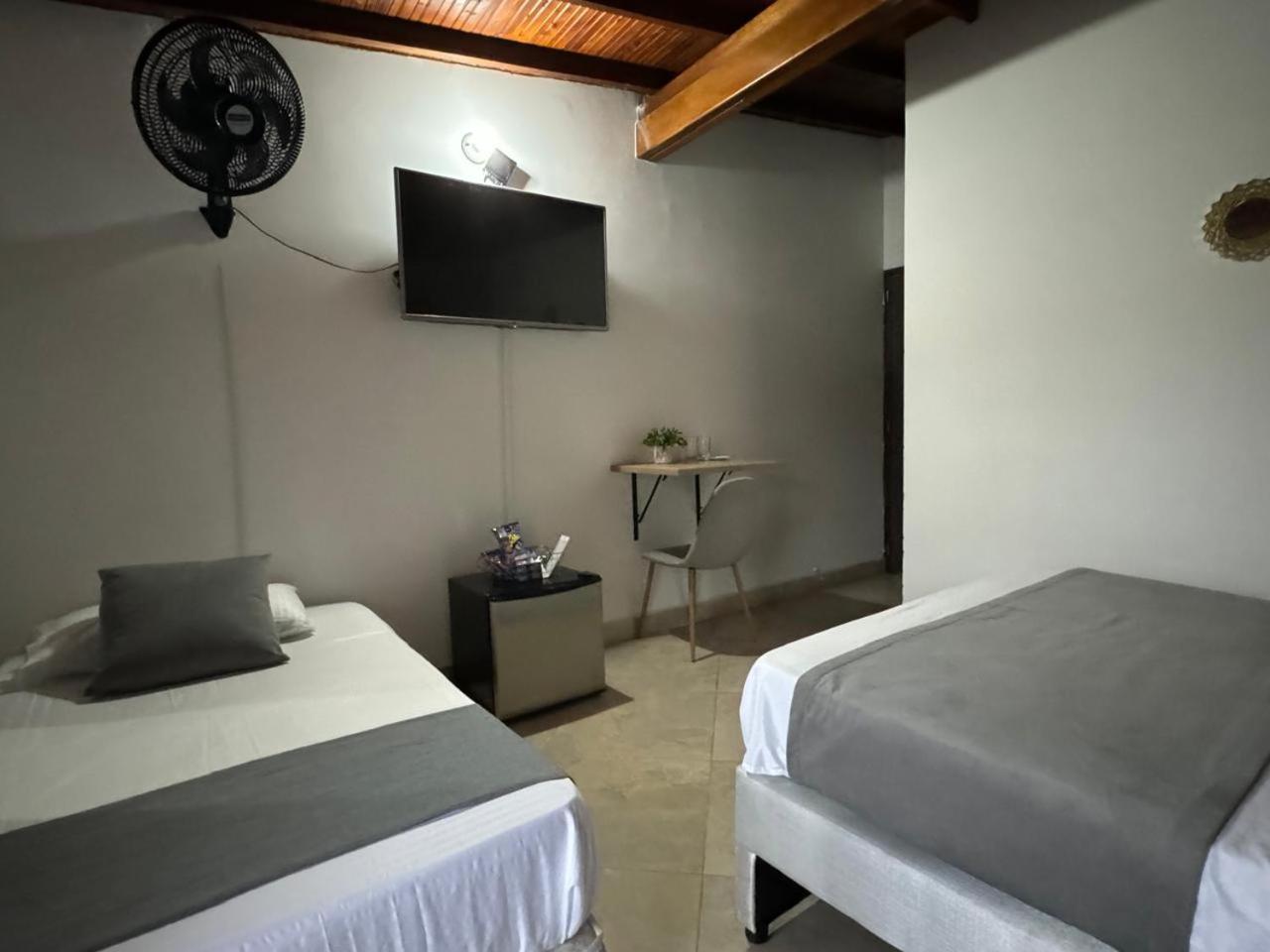Gemas San Joaquin 1 Hotel Medellin Bagian luar foto