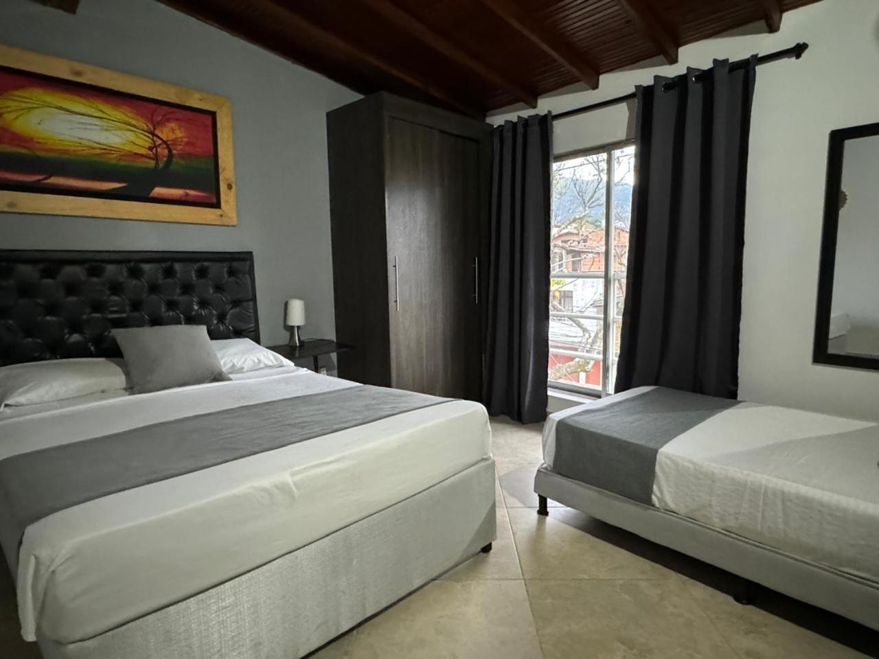Gemas San Joaquin 1 Hotel Medellin Bagian luar foto
