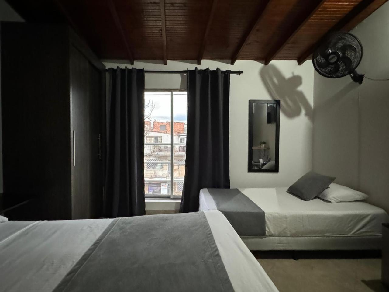 Gemas San Joaquin 1 Hotel Medellin Bagian luar foto