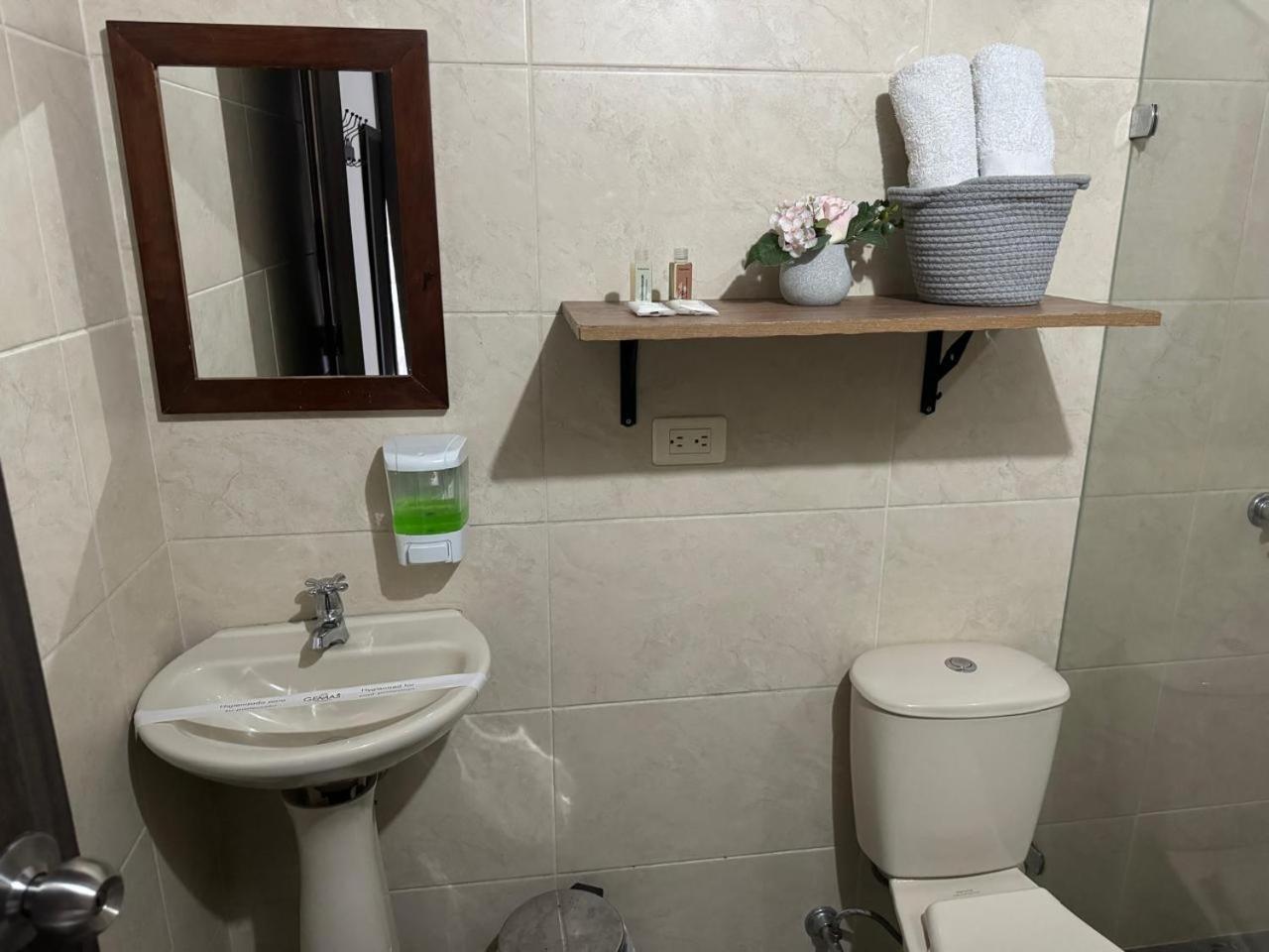 Gemas San Joaquin 1 Hotel Medellin Bagian luar foto