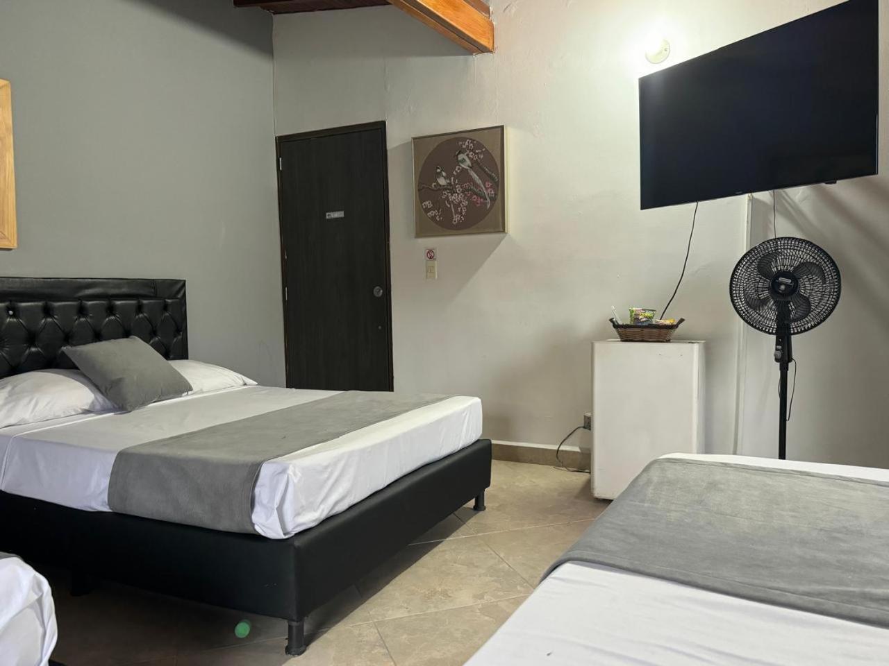 Gemas San Joaquin 1 Hotel Medellin Bagian luar foto