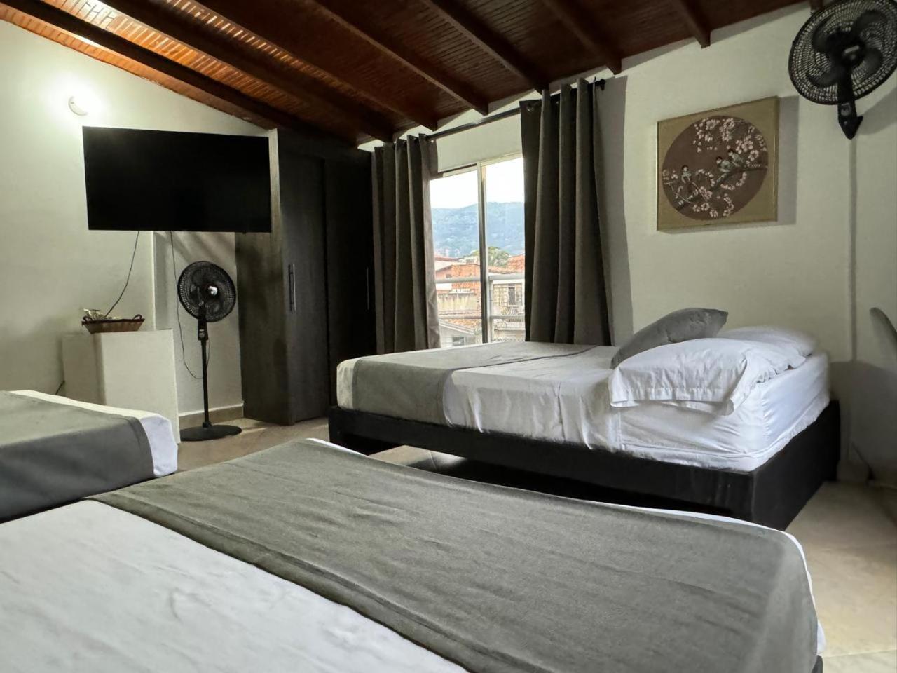 Gemas San Joaquin 1 Hotel Medellin Bagian luar foto