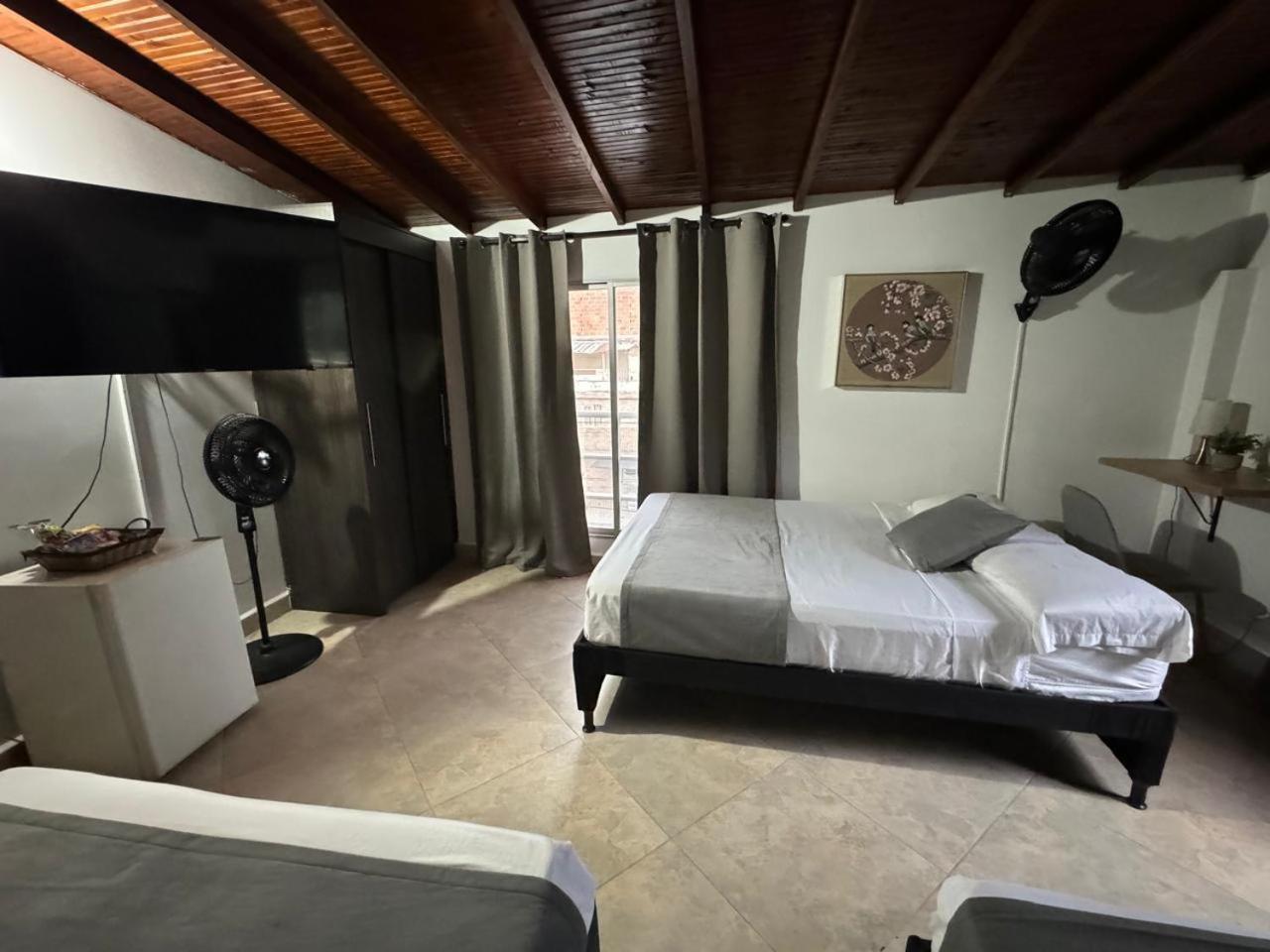 Gemas San Joaquin 1 Hotel Medellin Bagian luar foto