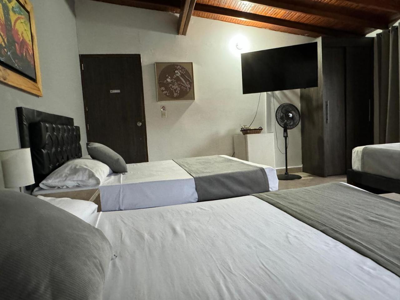 Gemas San Joaquin 1 Hotel Medellin Bagian luar foto