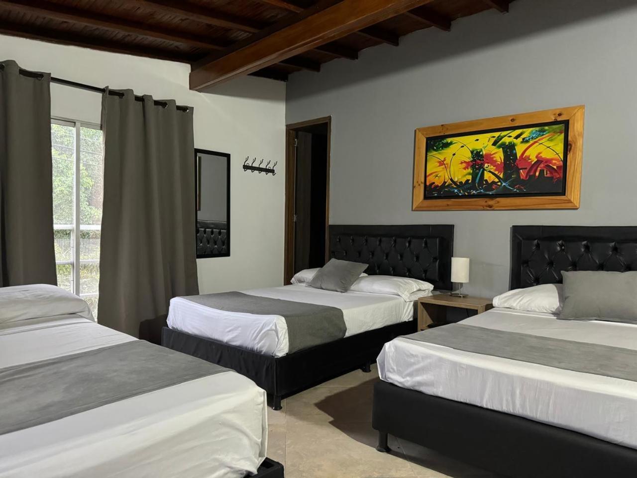 Gemas San Joaquin 1 Hotel Medellin Bagian luar foto