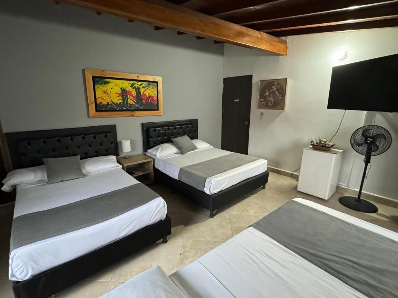 Gemas San Joaquin 1 Hotel Medellin Bagian luar foto