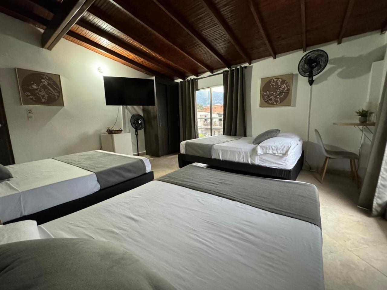 Gemas San Joaquin 1 Hotel Medellin Bagian luar foto